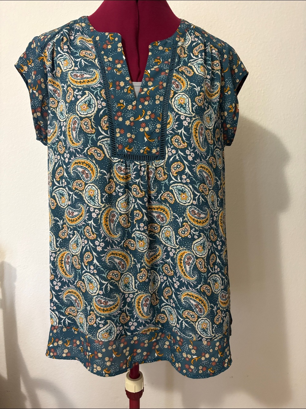 DR2 size MED teal paisley cap-sleeve blouse embroidery split neckline floral hem